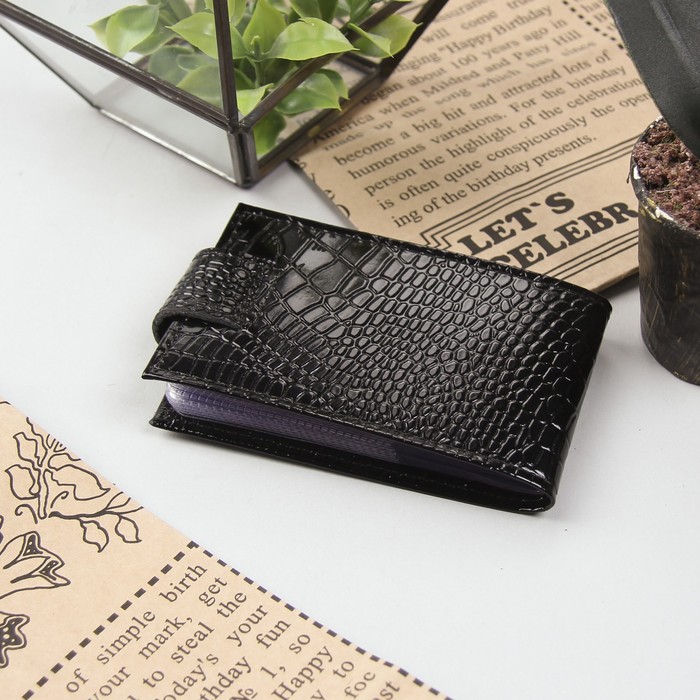 Кредитница горизонтальная, 1 ряд, 18 листов, с хлястиком, крокодил, цвет чёрный