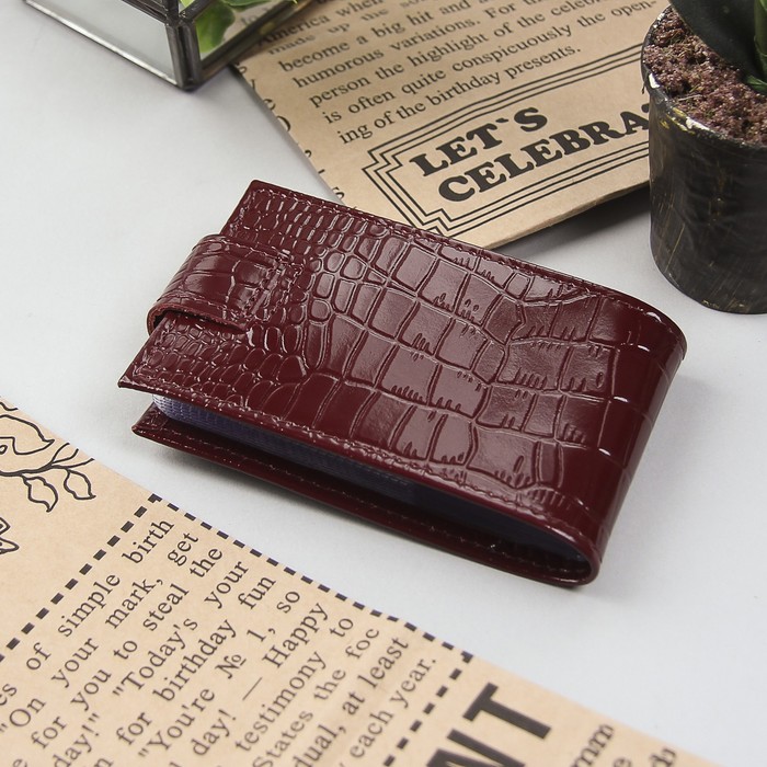Кредитница горизонтальная, 1 ряд, 18 листов, с хлястиком, крокодил, цвет бордовый