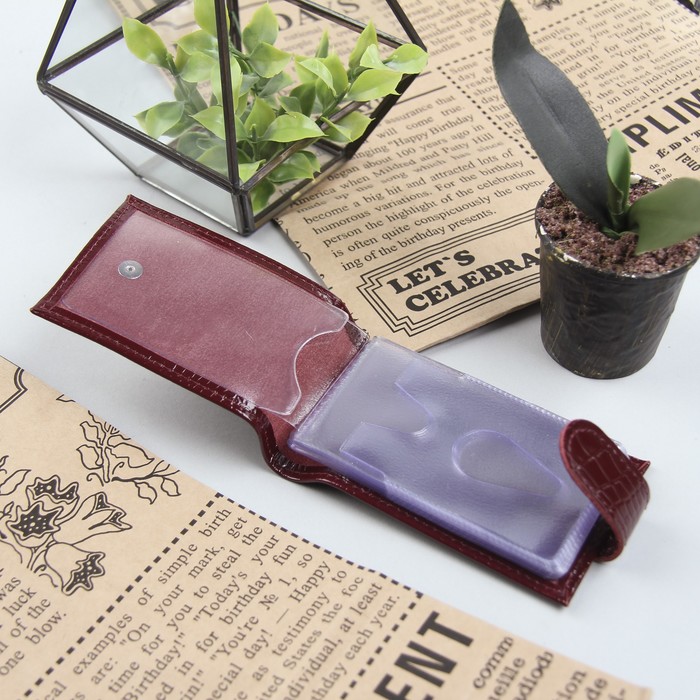 Кредитница горизонтальная, 1 ряд, 18 листов, с хлястиком, крокодил, цвет бордовый