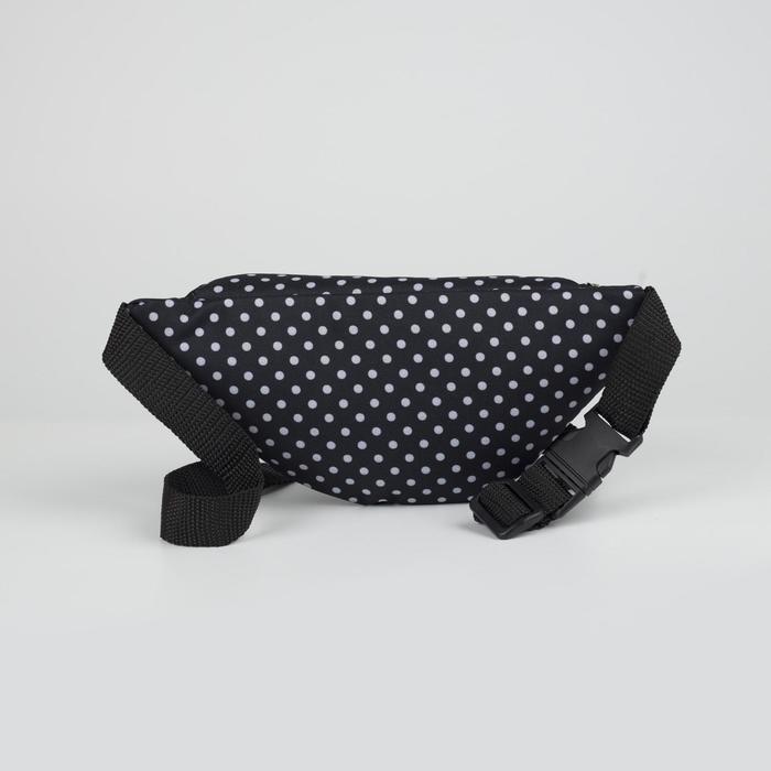 Сумка поясная, отдел на молнии, регулируемый ремень, принт чёрный/белый горох