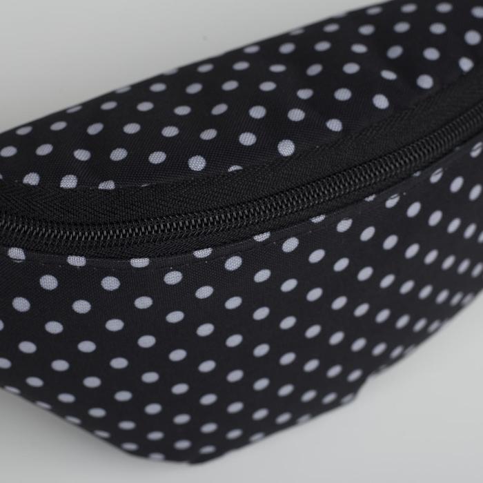 Сумка поясная, отдел на молнии, регулируемый ремень, принт чёрный/белый горох