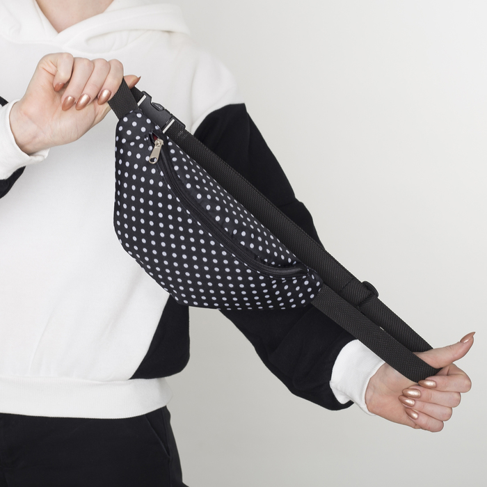 Сумка поясная, отдел на молнии, регулируемый ремень, принт чёрный/белый горох