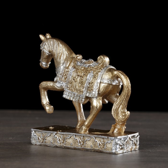 Сувенир полистоун "Золотой конь в ажурной попоне" 7,5х8х3 см