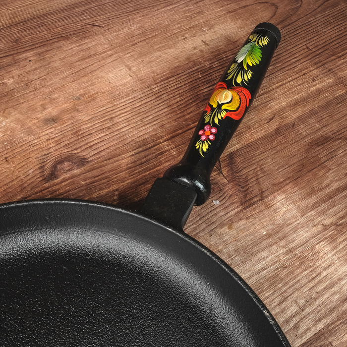 Сковорода чугунная 240×25 с деревянной ручкой, петриковская роспись
