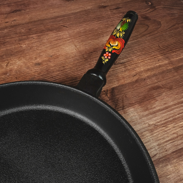 Сковорода чугунная 260×40 с деревянной ручкой, петриковская роспись