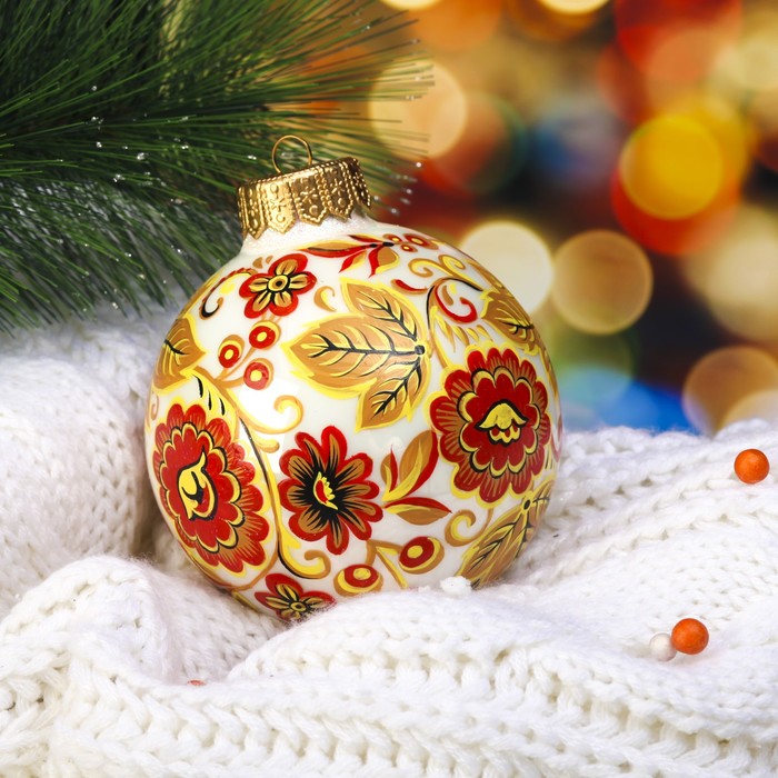 Ёлочный шар ручной работы  "Цветы на белом" в стиле хохлома 10 см