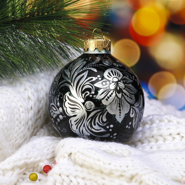 Ёлочный шар ручной работы  "Цветы на черном" 8 см