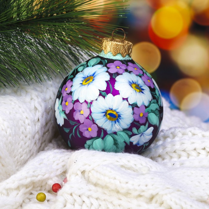 Ёлочный шар ручной работы "Ромашки и анютины глазки" в стиле жостово 8 см