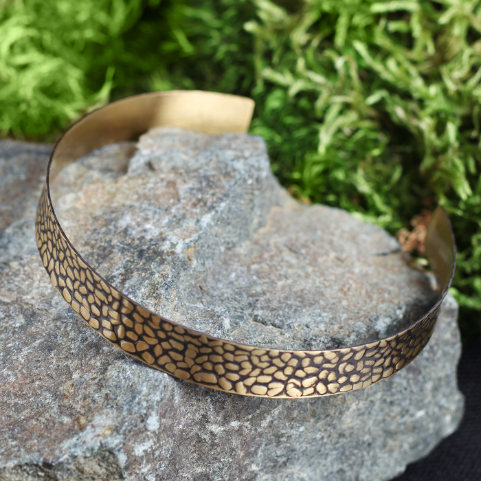 Браслет вогнутый «Камушки» H 10 мм, D 55-75 мм, латунь