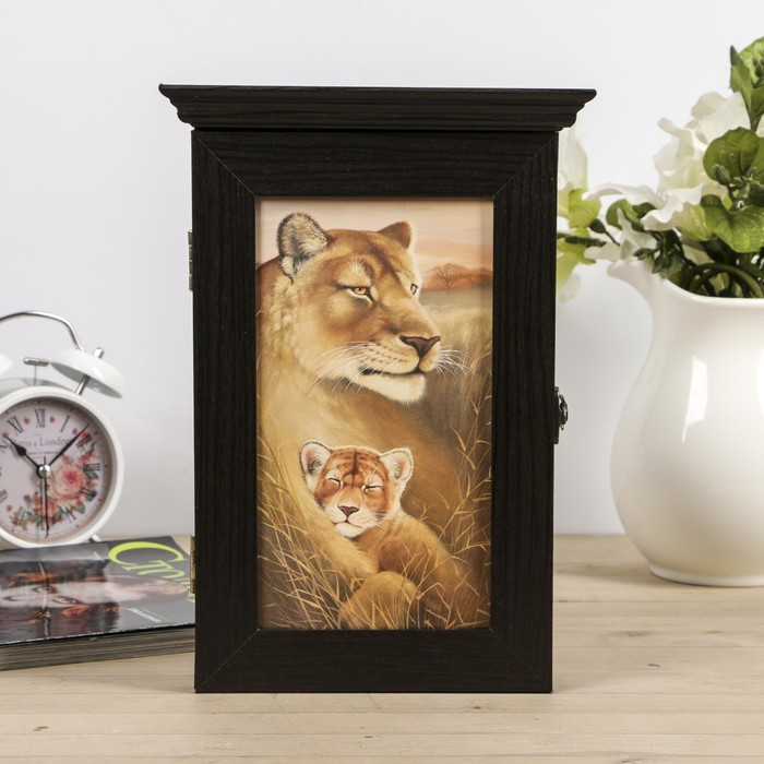 Ключница "Львы" венге 18х30х6 см