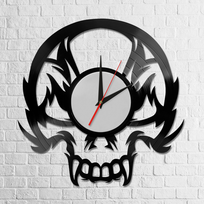 Часы из виниловой пластинки "Череп"