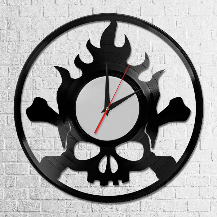 Часы из виниловой пластинки "Огненный череп"