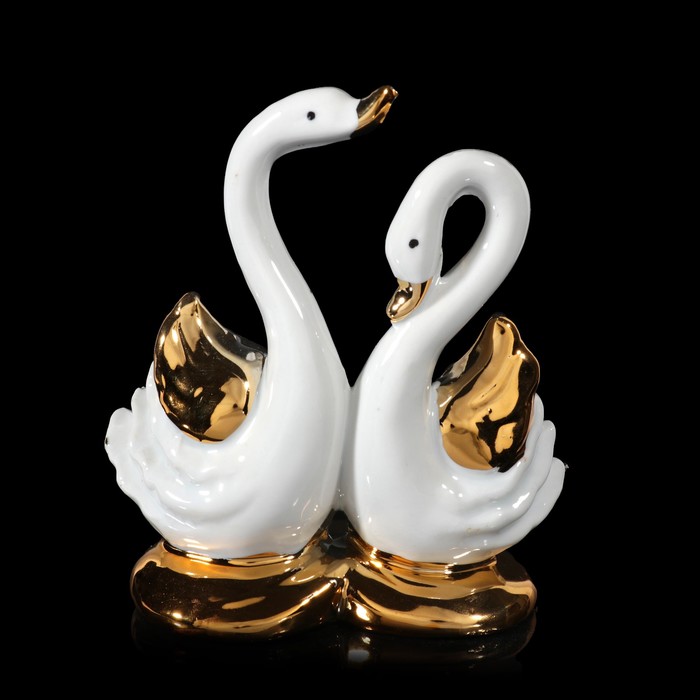 Сувенир керамика "Лебедь и лебёдушка с позолоченными крыльями на сердце из волн" 12х11х3 см   226992