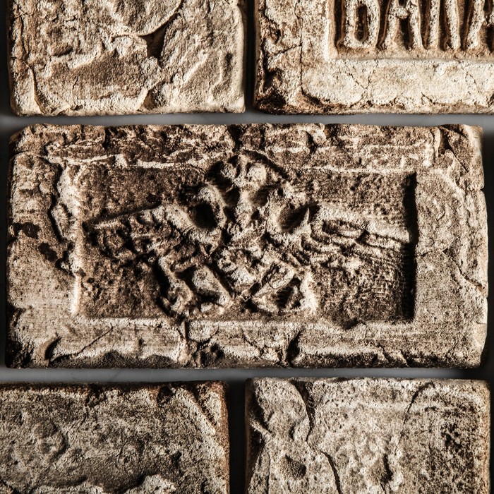 Плитка-кирпич "Имперский герб", бежевая, шамотная керамика