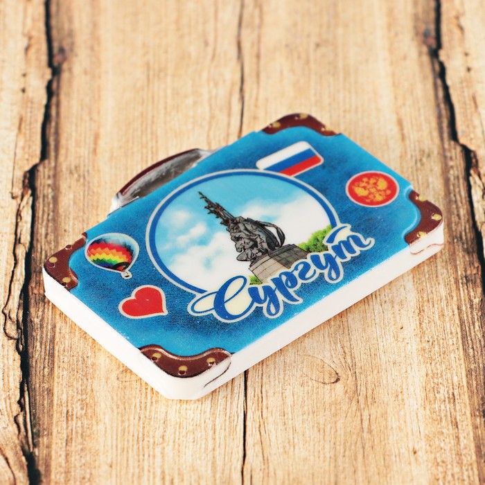 Магнит с чемоданом «Сургут. Памятник основателям», 7.5 x 5.6 см