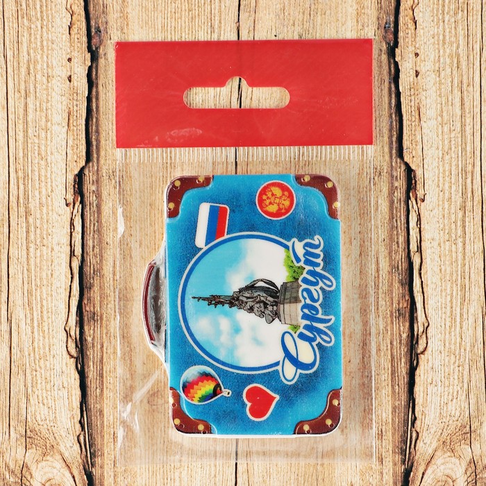 Магнит с чемоданом «Сургут. Памятник основателям», 7.5 x 5.6 см