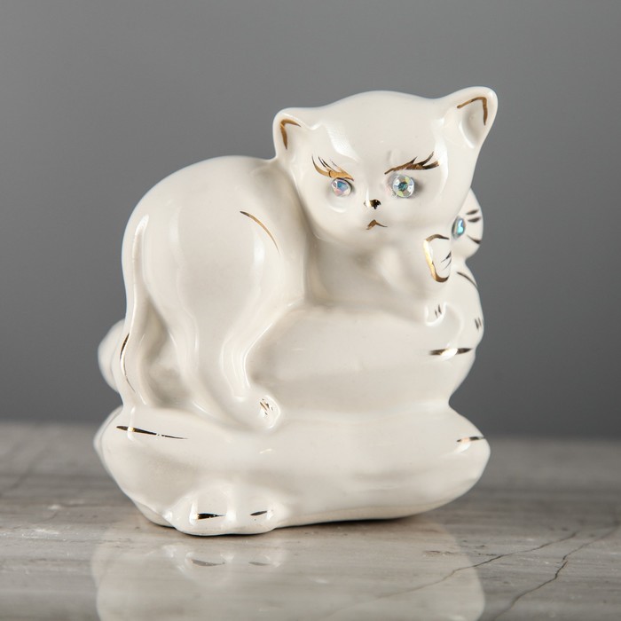 Копилка "Котик на подушке" белая глазурь