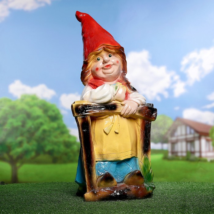 Садовая фигура "Дачница у забора" 73х29х33см  микс