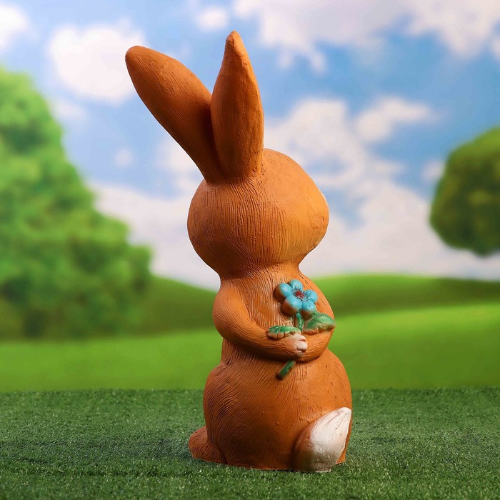 Садовая фигура "Заяц с цветком" 22х45см рыжий