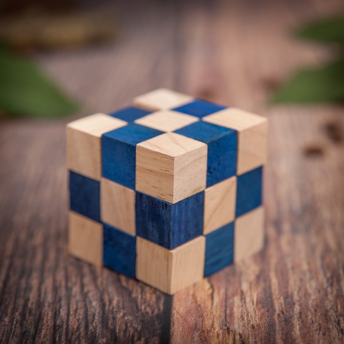 Деревянный кубик опускают в воду. Деревянный кубик Рубика. Деревянные кубики. Головоломка из кубиков. Синий деревянный кубик.