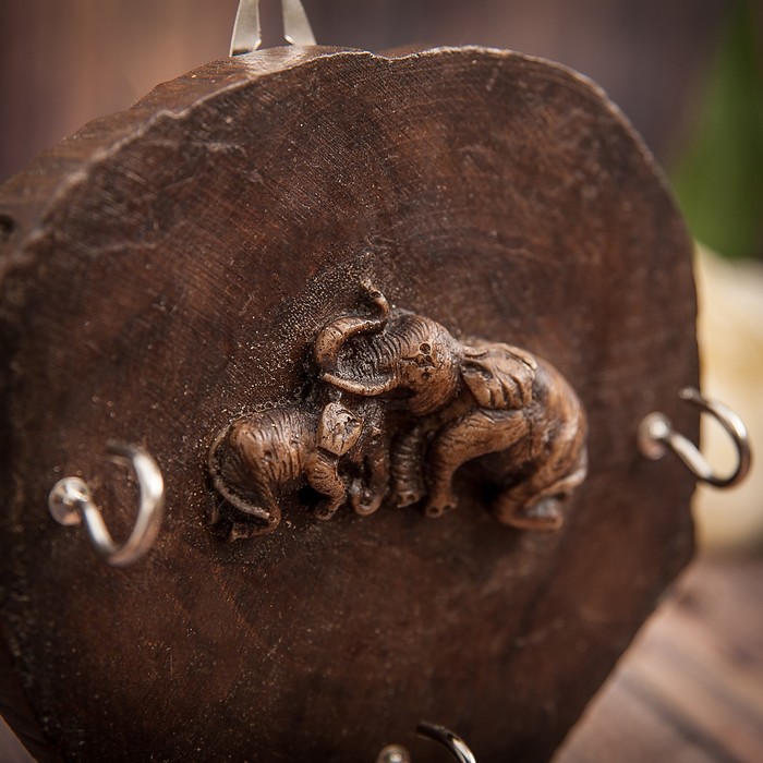 Ключница дерево "Пара слонов" круг 11,5х12,5х2 см