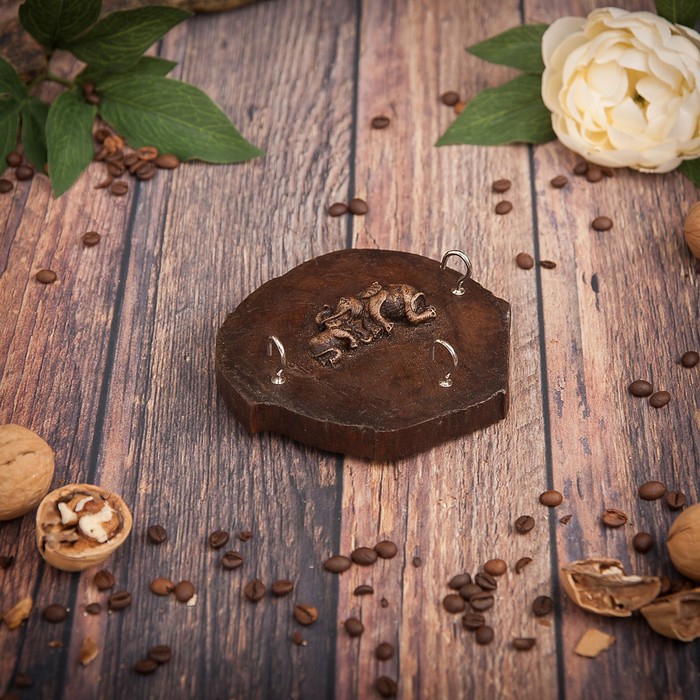 Ключница дерево "Пара слонов" круг 11,5х12,5х2 см