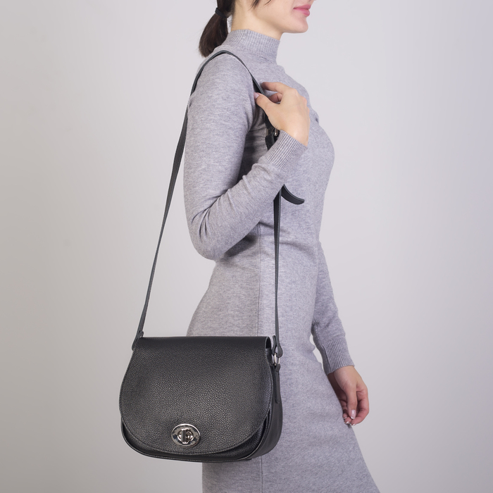 Сумка женская, отдел на клапане, наружный карман, длинный ремень, цвет чёрный