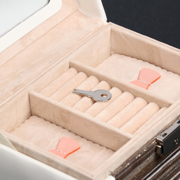 Шкатулка кожзам для украшений "Белая с золотыми полосками" 10х18х12,3 см