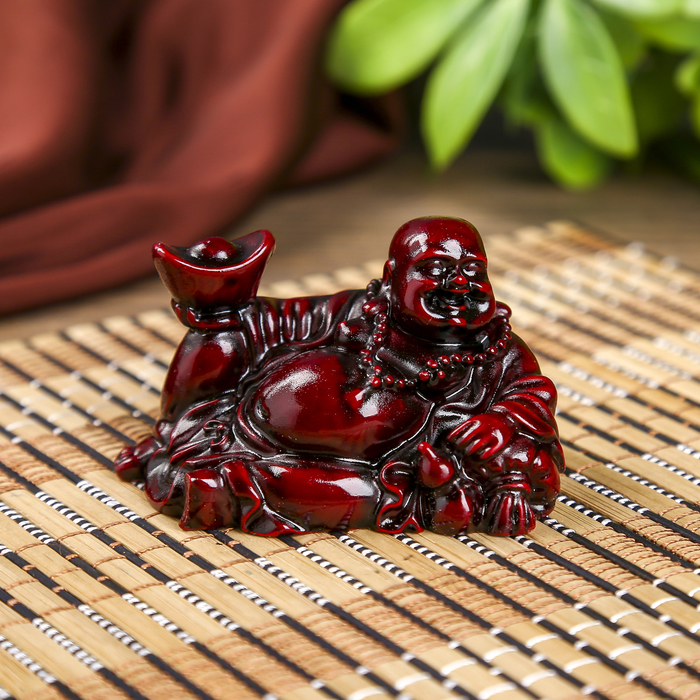 Нэцке полистоун "Хотей лежит в руках слиток золота" тёмно-красный 4,5х7,3х4,5 см