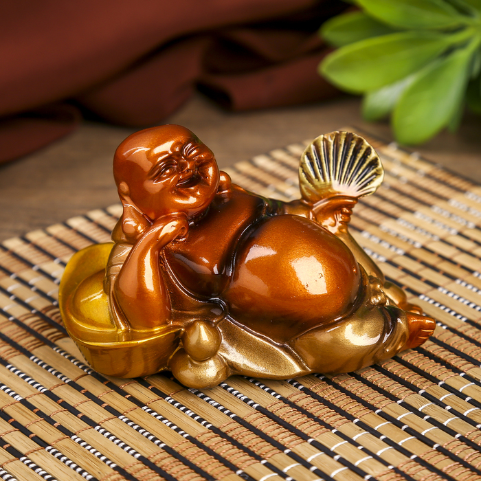 Нэцке полистоун бронза "Хотей лежит на слитке золота с веером" 6,5х10,4х6,5 см