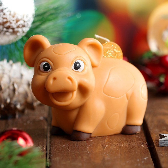 Свеча новогодняя "Свинка с монетками" бежевая, 8х11см
