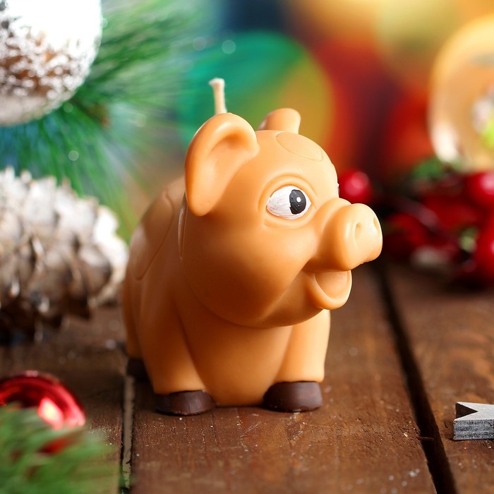 Свеча новогодняя "Свинка с монетками" бежевая, 8х11см
