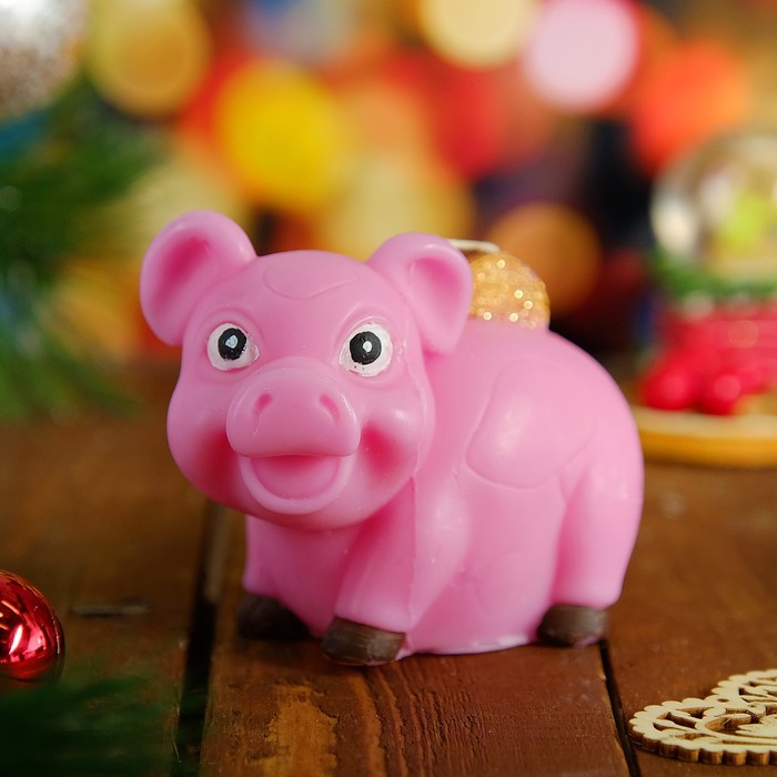 Свеча новогодняя "Свинка с монетками" розовая, 8х11см