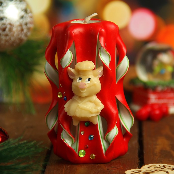 Свеча резная "С объёмной свинкой" 10-11см