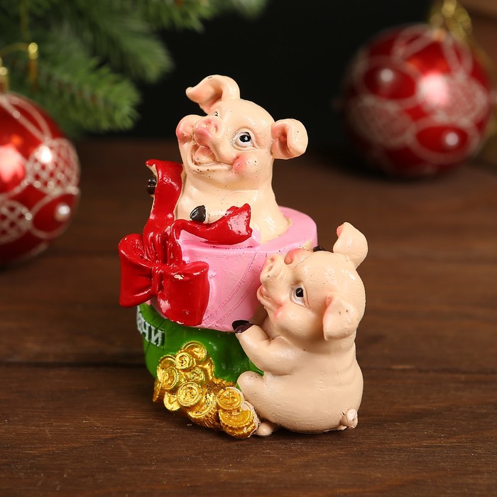 Копилка полистоун "Две свинки с подарками и золотом" МИКС 9,3х8х4,5 см