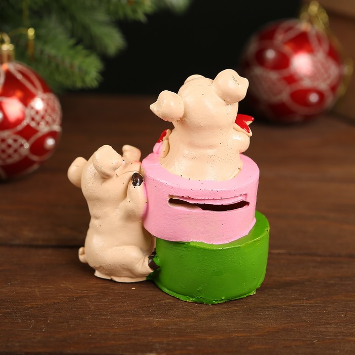 Копилка полистоун "Две свинки с подарками и золотом" МИКС 9,3х8х4,5 см