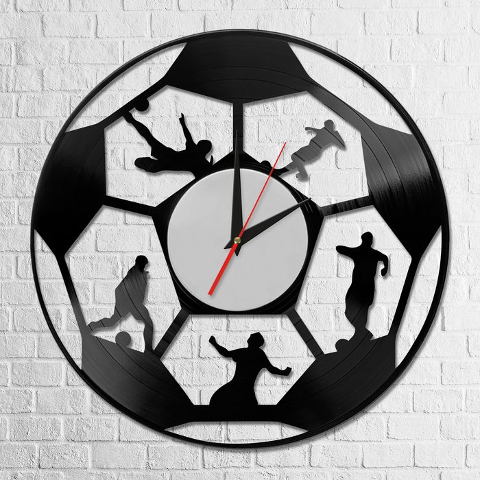 Часы из виниловой пластинки "Футбольный мяч"