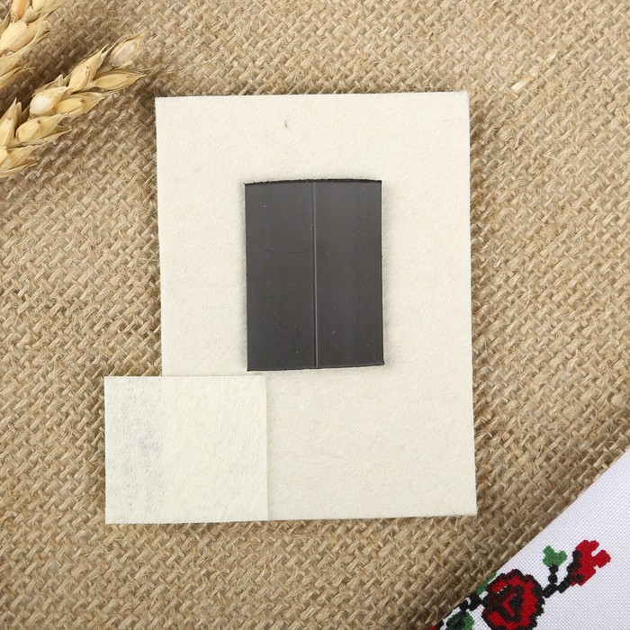 Магнит из войлока "Сова с косынкой" с авторскими рисунками Инги Пальцер