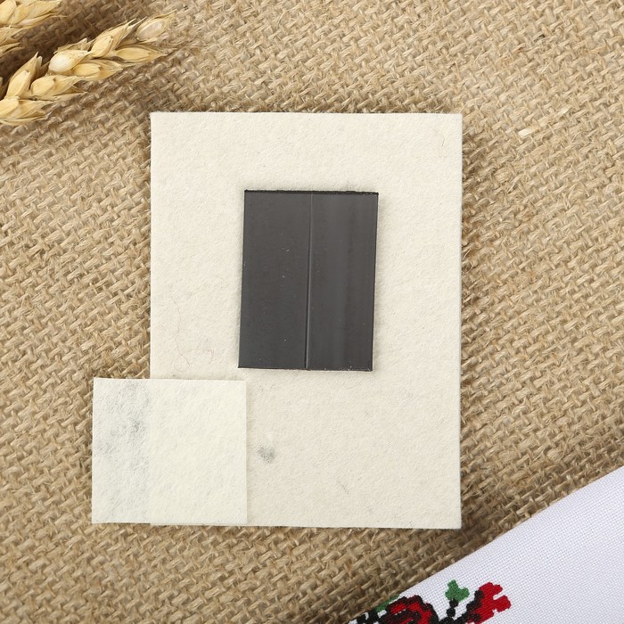 Магнит из войлока "Совы с земным шаром" с авторскими рисунками Инги Пальцер