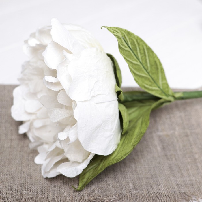 Искусственный цветок "Распустившийся пион" белый 47 см