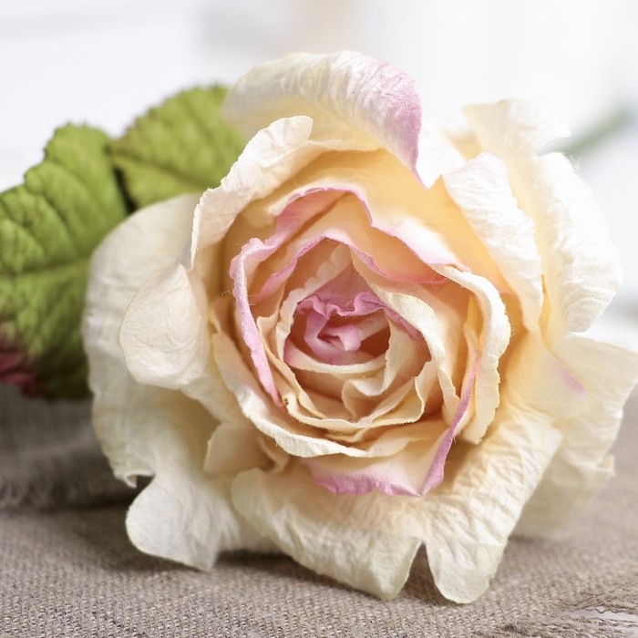 Искусственный цветок "Роза Леди" бело-розовый 44 см