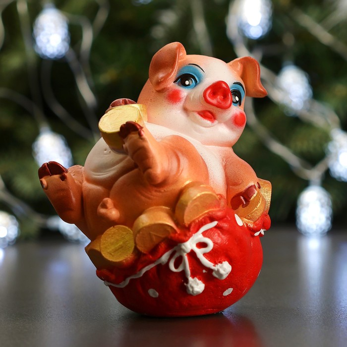 Копилка "Свинка на мешке" цвет красный 12×13×16 см гипс