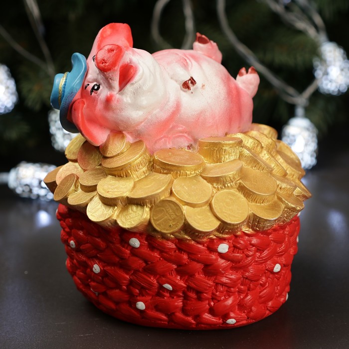 Копилка "Свинка на лукошке" цвет красный 15×16×17 см