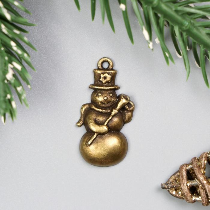 Декор для творчества металл "Снеговичок с метлой" бронза 3х1,5 см