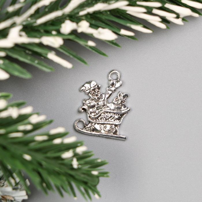 Декор для творчества металл "Дед мороз в санях" серебро 2х2,2 см