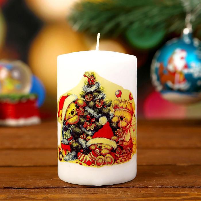 Свеча цилиндр "Мишки у ёлки", белая, 15х8х5см