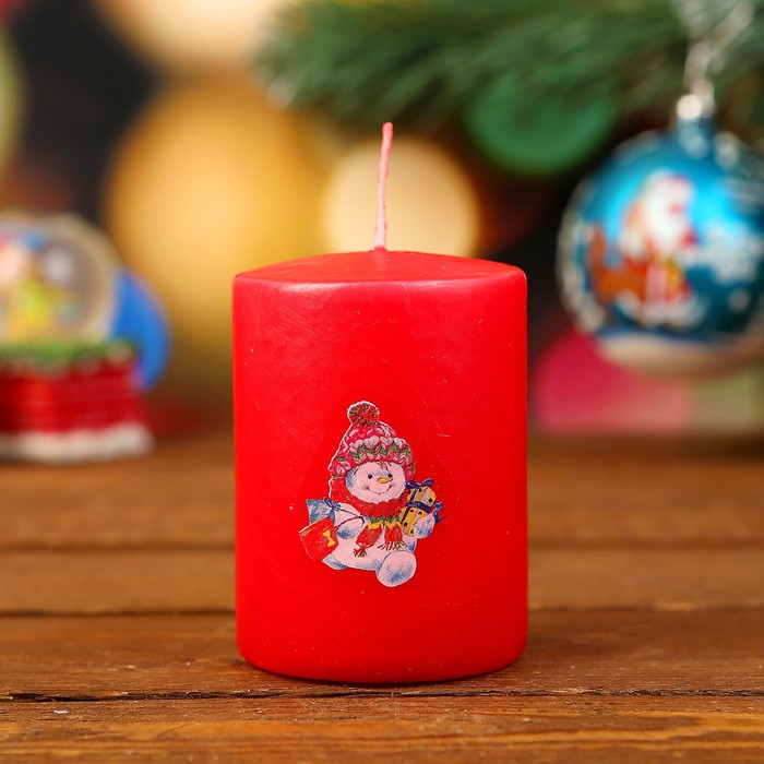 Свеча цилиндр "Снеговик в шапочке", красная, 5×7см