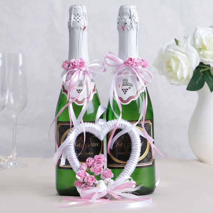 Украшение на шампанское "Любовь и голуби", бело-розовое