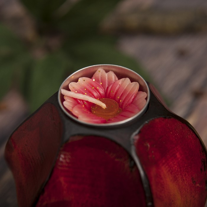 Подсвечник из мангового дерева "Вырезы" 10х10х10 см