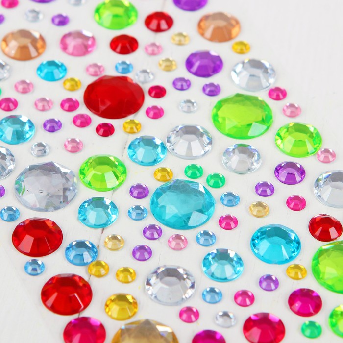 Аппликация круглыми стразами "Девчушка с домиком"